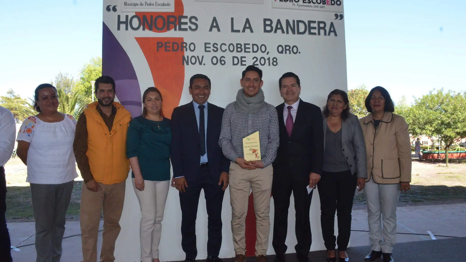 El alcalde acudió a realizar honores a la bandera al CECyTE de Pedro Escobedo. Foto Luis Luévanos